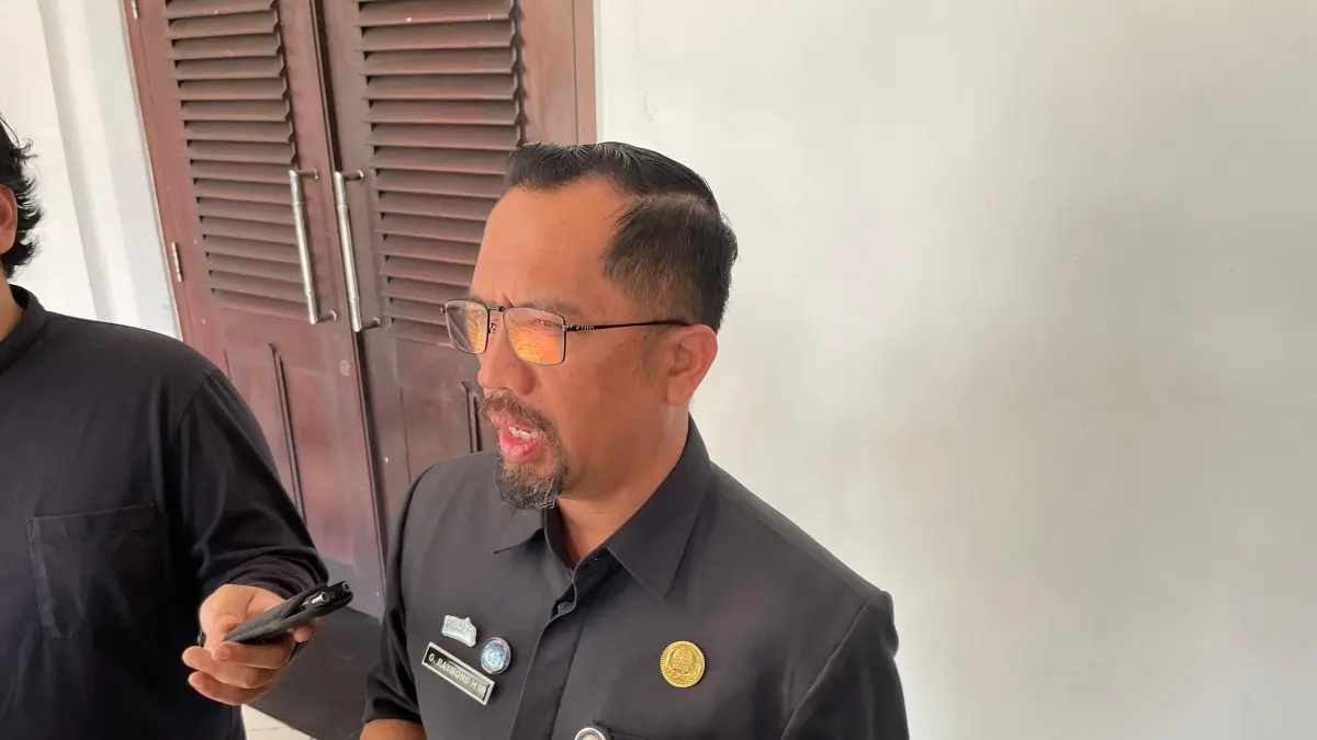 Plh Kepala DLH Kota Malang Gamaliel Raymond Hatigoran bertemu dengan awak media. (Andika Satria Perdana/Radar Malang)