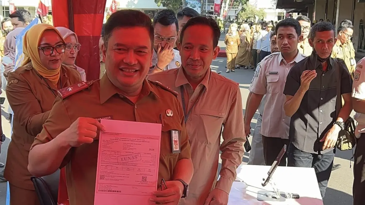 Sekda Kabupaten Malang Budiar Anwar seusai membayar pajak