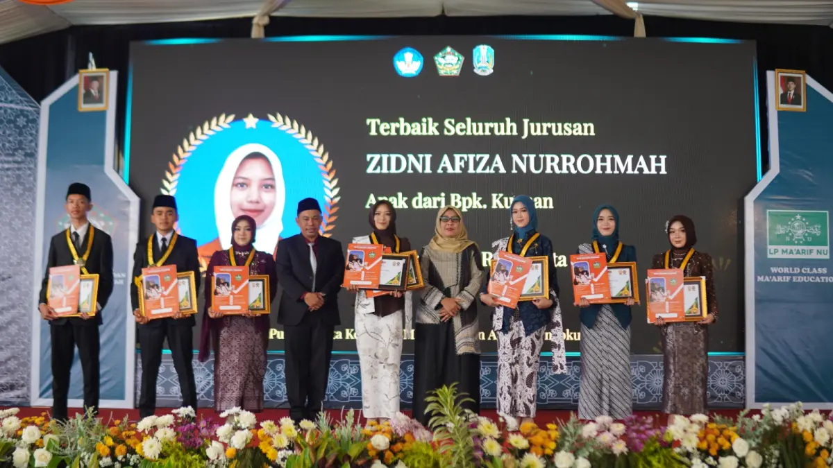 APRESIASI: Kepala Cabdindik wilayah Kabupaten Malang Dwi Anggraeni SPd MPd (tengah) hadir memberikan penghargaan kepada siswa berprestasi dari SMK NUSA.