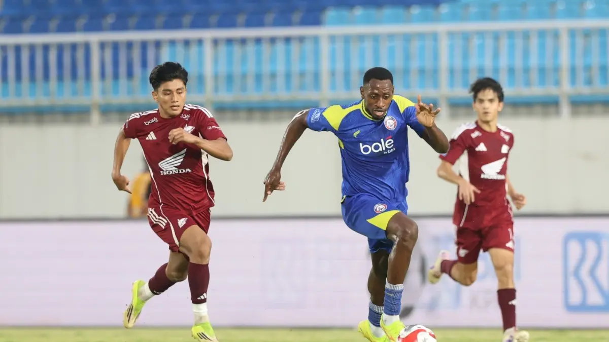BAKAL KERJA KERAS: Gelandang Arema FC Matheus Blade (tengah) menggiring bola dalam laga BRI Super League melawan PSM Makassar, beberapa waktu lalu. (Foto: Darmono/Radar Malang)