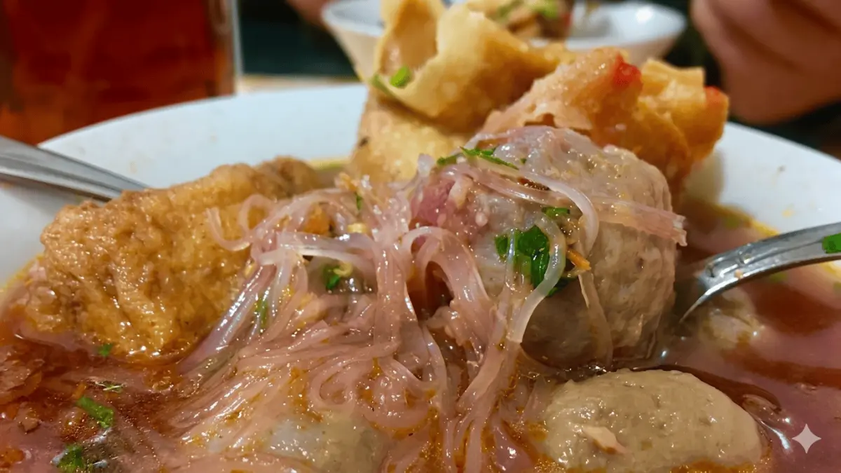 Bakso Malang dengan kuah kaldu, bihun, tahu dan pangsit. (Lalaa Gomes / Google Maps)