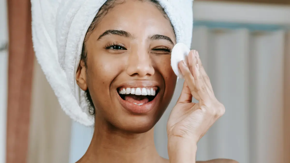Cleansing Milk vs Cleansing Oil, Mana yang Cocok untuk Kulitmu (Source: Pexels)