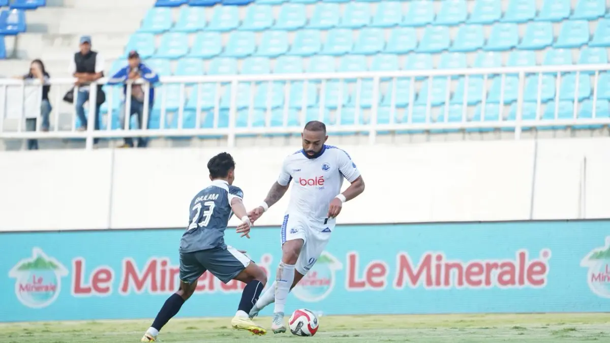 Dalberto Luan Belo (kanan) berusaha melewati pemain PSIM Jogjakarta di Stadion Kanjuruhan, Kabupaten Malang, 22 Mei lalu. (MO Arema FC)