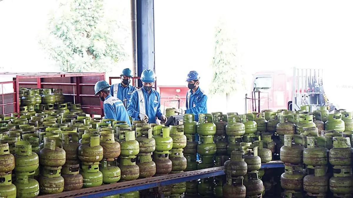 DITAMBAH: Personel dari Pertamina menyiapkan tambahan stok di Stasiun Pengisian dan Pengangkutan Bulk Elpiji (SPPBE) di Surabaya, beberapa waktu lalu. (Pertamina Jatimbalinus For Radar Malang)