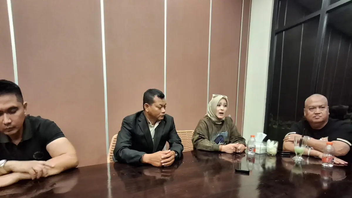 Fitri Umatiyah (dua dari kanan) ditemani suaminya Sugianto (paling kanan), kuasa hukum Sumanto (tengah), dan adik kandungnya Muchlis Diagama (kiri) saat jumpa pers di Kecamatan Dau pada Jumat (22/5). (Nabila Amelia/Radar Malang)