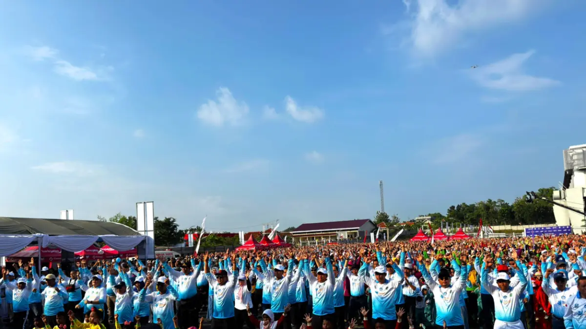 Gemuruh para murid dan guru meriahkan Senam Anak Indonesia Hebat. (Dok. Kemendikdasmen)
