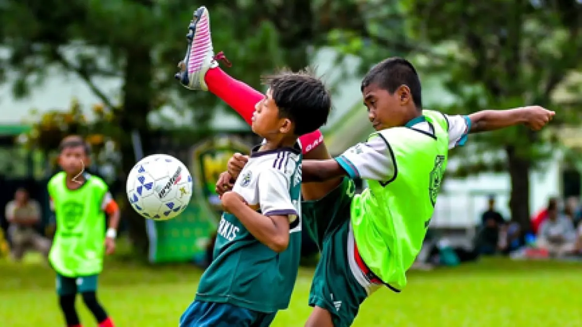 HARUS TUNJUKKAN KUALITAS: Pemain MJL U-16 berebut bola dalam laga yang berlangsung di Lapangan Batalyon Kavaleri 3/Tank Singosari, Kabupaten Malang, Minggu lalu (24/5). (Foto:Malang Junior League)