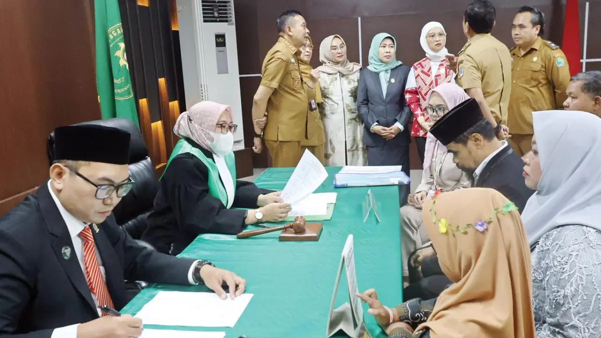 HASIL KOLABORASI: Salah satu pasangan mengikuti sidang isbat nikah yang digelar di Mal Pelayanan Publik (MPP) Ramayana, kemarin (26/5). Total ada delapan sidang isbat nikah yang digelar kemarin. (Darmono/Radar Malang)