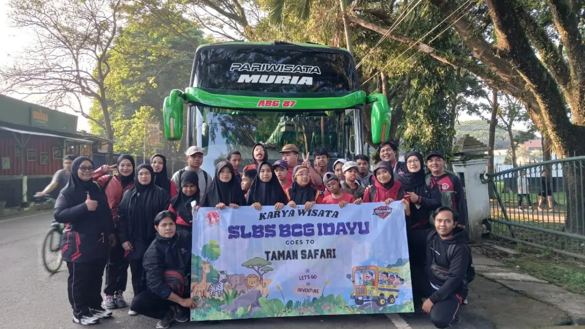 KOMPAK: Kebersamaan keluarga besar SLB Idayu 1 Kota Malang saat karya wiyata ke Taman Safari.