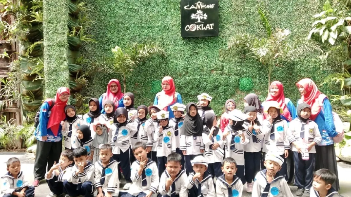 KOMPAK: Kebersamaan siswa dan guru KB-TK Islam Plus Al Azhar Malang saat kegiatan Outing Class.