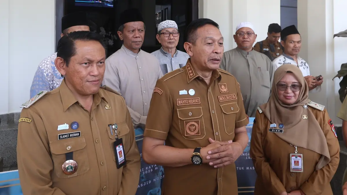 JAWAB PERTANYAAN: Wali Kota Malang Wahyu Hidayat (tengah) didampingi Kepala Dispangtan Kota Malang Slamet Husnan (kiri) memberi keterangan kepada awak media di Balai Kota setelah menyalurkan lima sapi ke sejumlah masjid kemarin. (Foto: Darmono / Radar Malang)