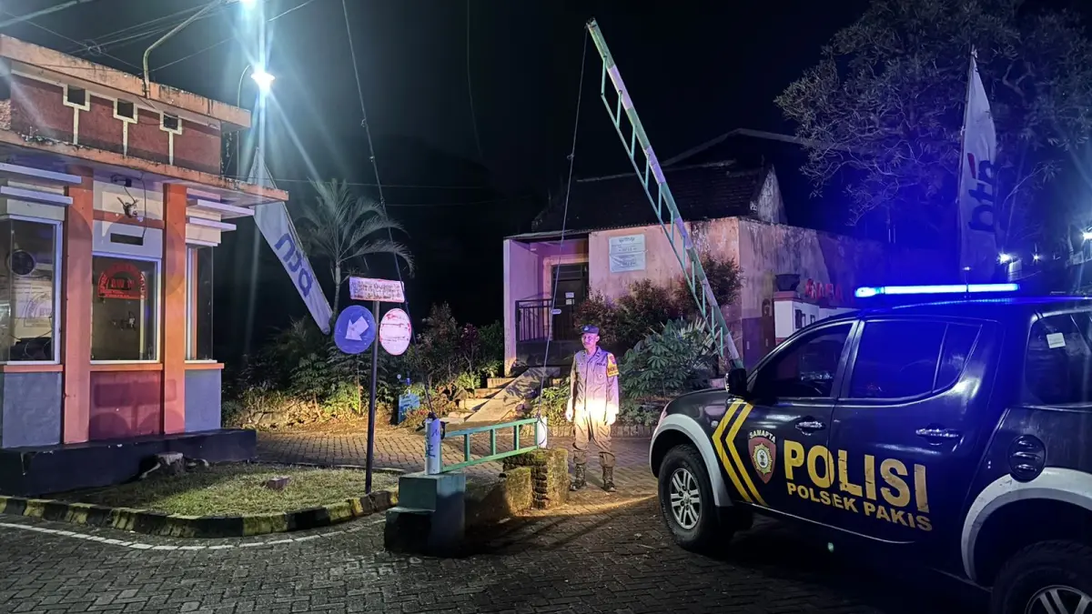 Personel Polsek Pakis melakukan patroli malam. (Humas Polres Malang)