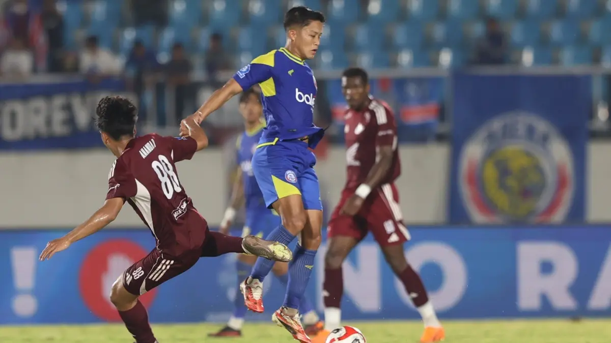 PILIH LIBURAN: Rio Fahmi berusaha merebut bola dari pemain PSM Makassar dalam laga BRI Super League di Stadion Kanjuruhan, beberapa waktu lalu. (Foto: Darmono / Radar Malang)