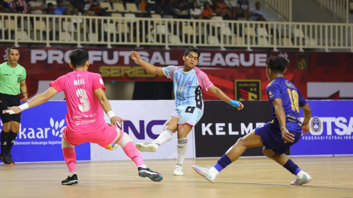 SEMAKIN TAJAM: Pivot Unggul FC Andres Dwi Persada (tengah) berusaha membobol gawang Fafage Banua dalam laga PFL Series Papua, beberapa waktu lalu. (Foto: MO Unggul FC Malang)