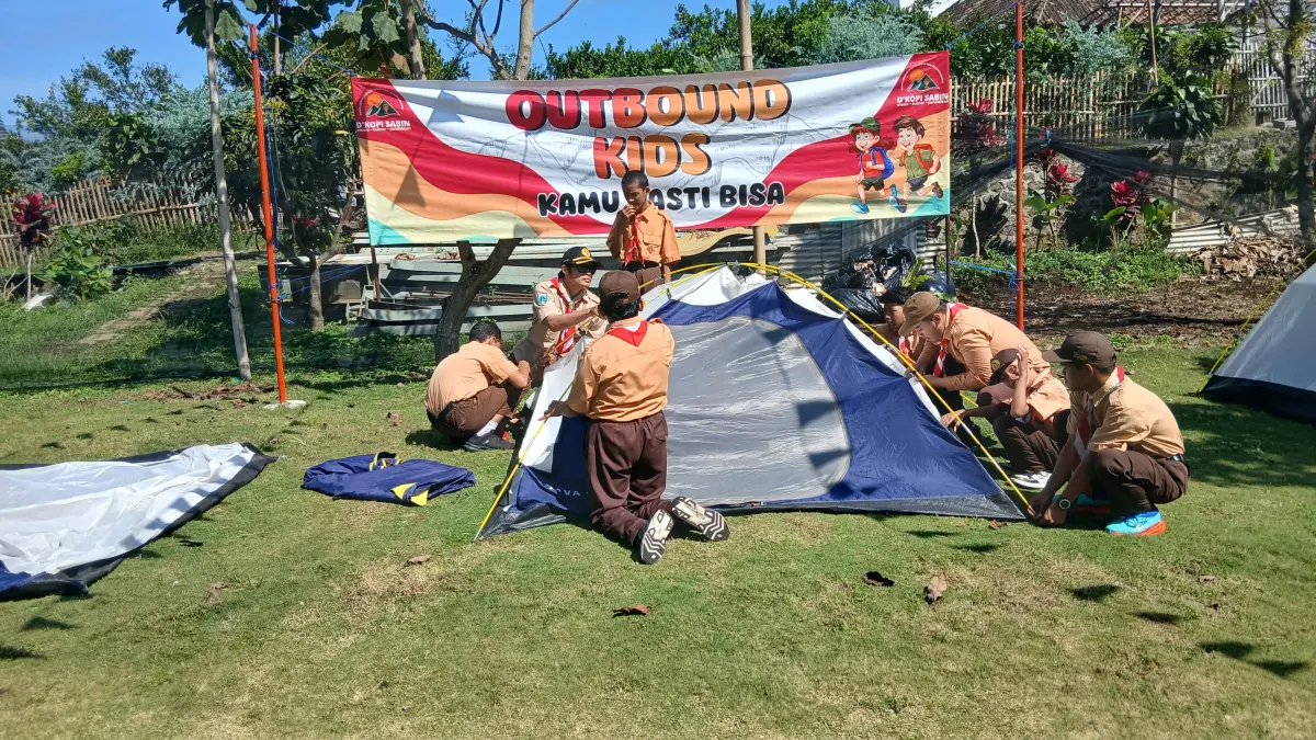 SERU: Salah satu kegiatan mandiri yang dilakukan siswa SLB Idayu 1 Kota Malang saat outbond.