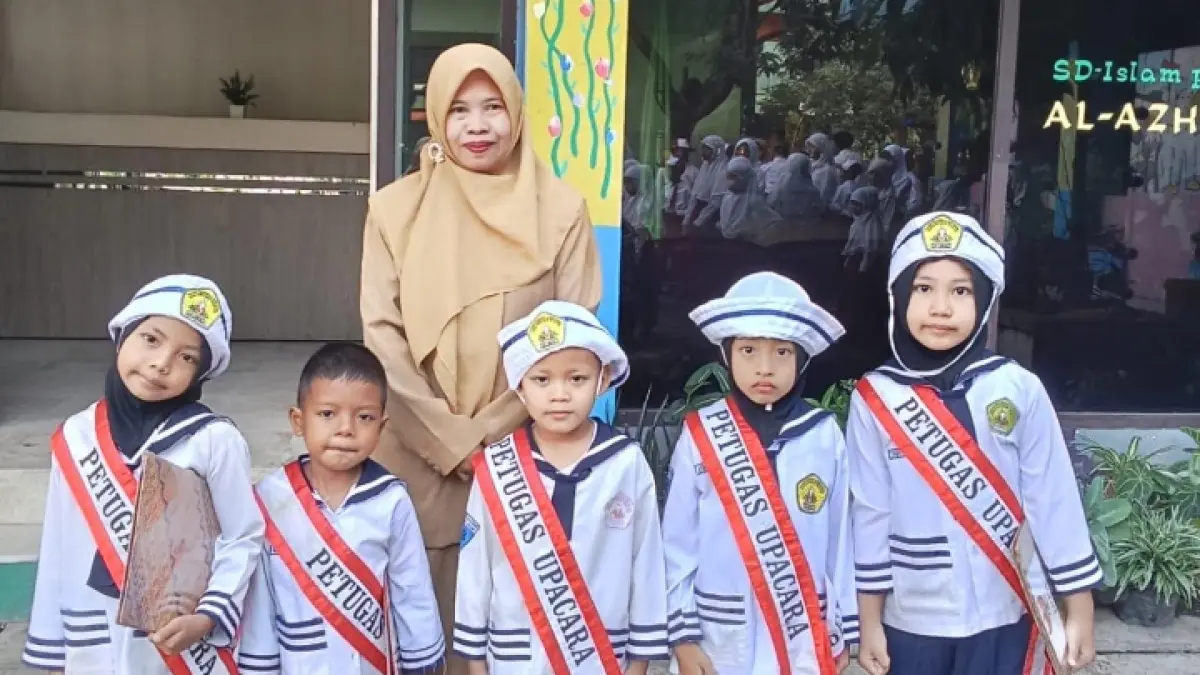 TAMPIL BEDA: Siswa KB-TK Islam Plus Al Azhar Malang belajar menjadi petugas upacara sejak dini.