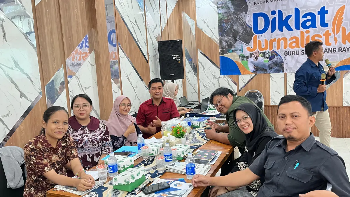 ANTUSIAS: Peserta diklat menulis berita secara kelompok.