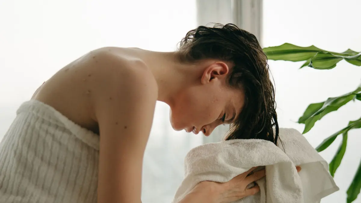 Bahaya Tidur dengan Rambut Basah, Kebiasaan Sepele yang Bisa Jadi Masalah Besar (Source: Pexels)