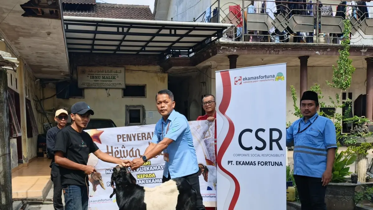 BERBAGI: Perwakilan PT Ekamas Fortuna menyerahkan kambing kepada panitia masjid.