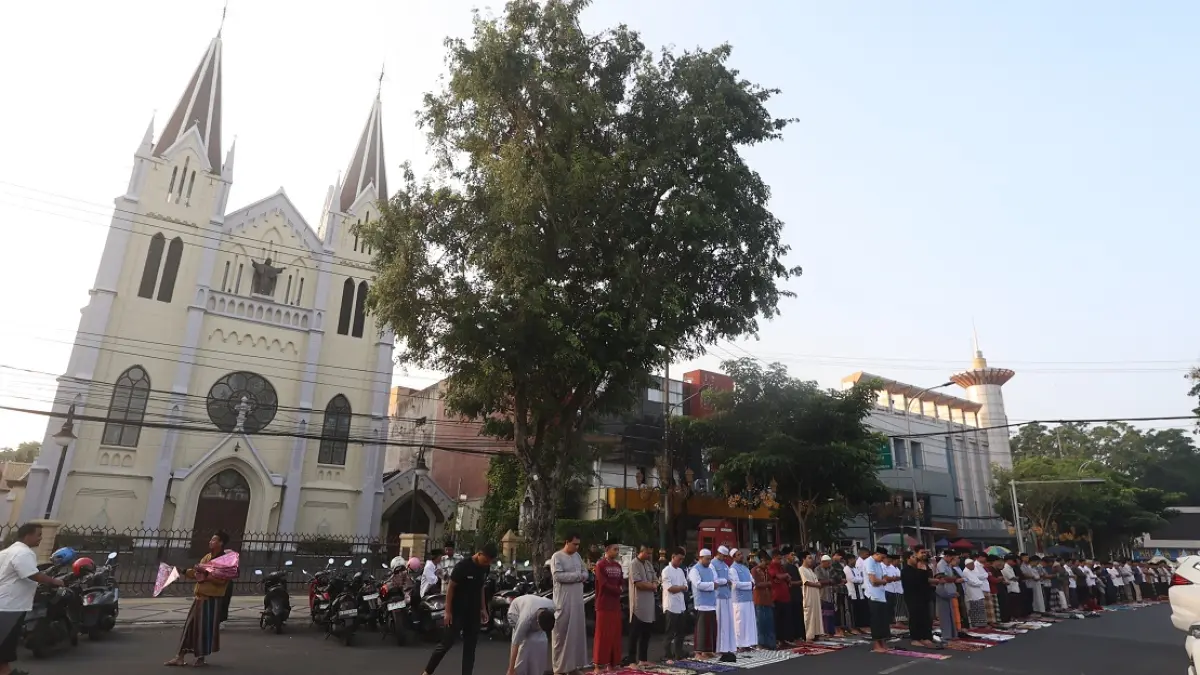 MEMBELUDAK: Jemaah Salat Idul Adha di Masjid Jami’ meluber sampai ke Jalan Basuki Rahmat, kemarin pagi (27/5). (Darmono/Radar Malang)