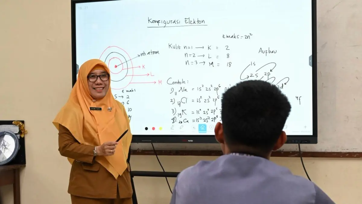 PERKUAT DIGITALISASI: Interactive Flat Panel (IFP) membantu para guru di Indonesia dalam melaksanakan proses pembelajaran karena kepraktisannya. (Dok. Kemendikdasmen)