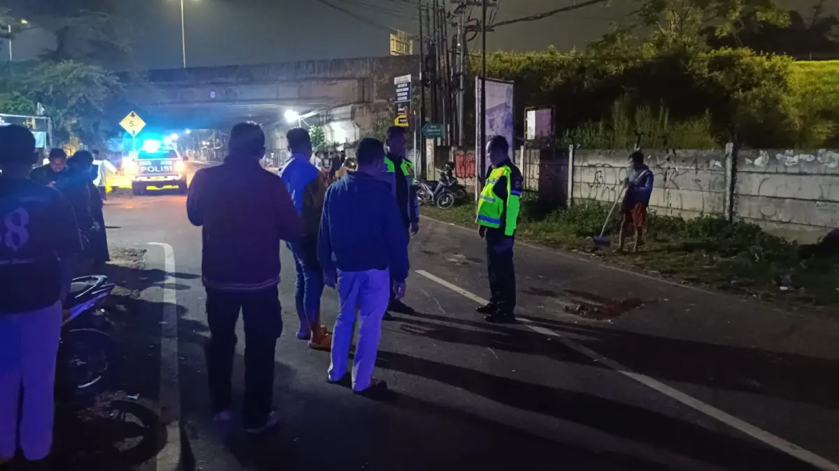 Polisi melakukan olah TKP kecelakaan di Jalan Raya Curah Ampel, Desa Ampeldento, Kecamatan Pakis, Rabu dini hari (27/5). (Satlantas Polres Malang)