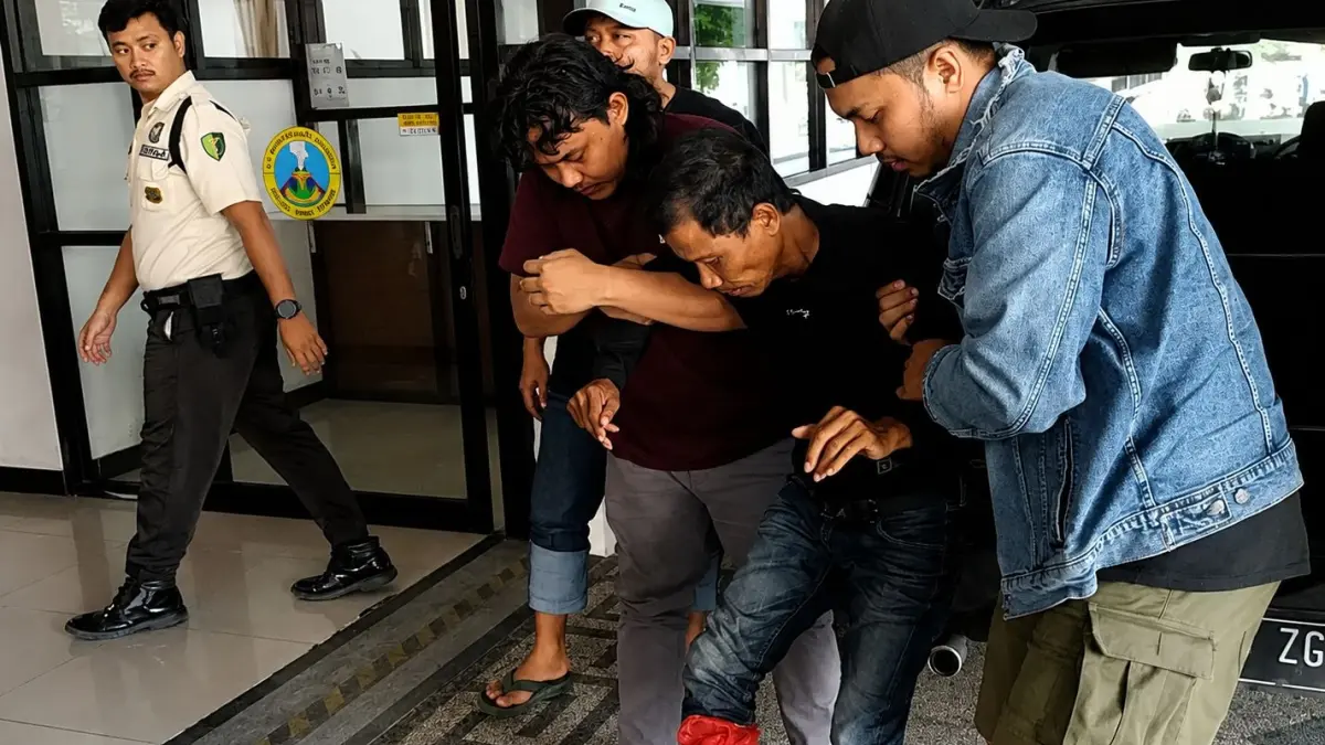 Salah satu pelaku curanmor lintas Malang-Pasuruan (tengah) diamankan Jatanras Ditreskrimum Polda Jatim pada Selasa (26/5) sore. (Dokumen Polda Jatim)