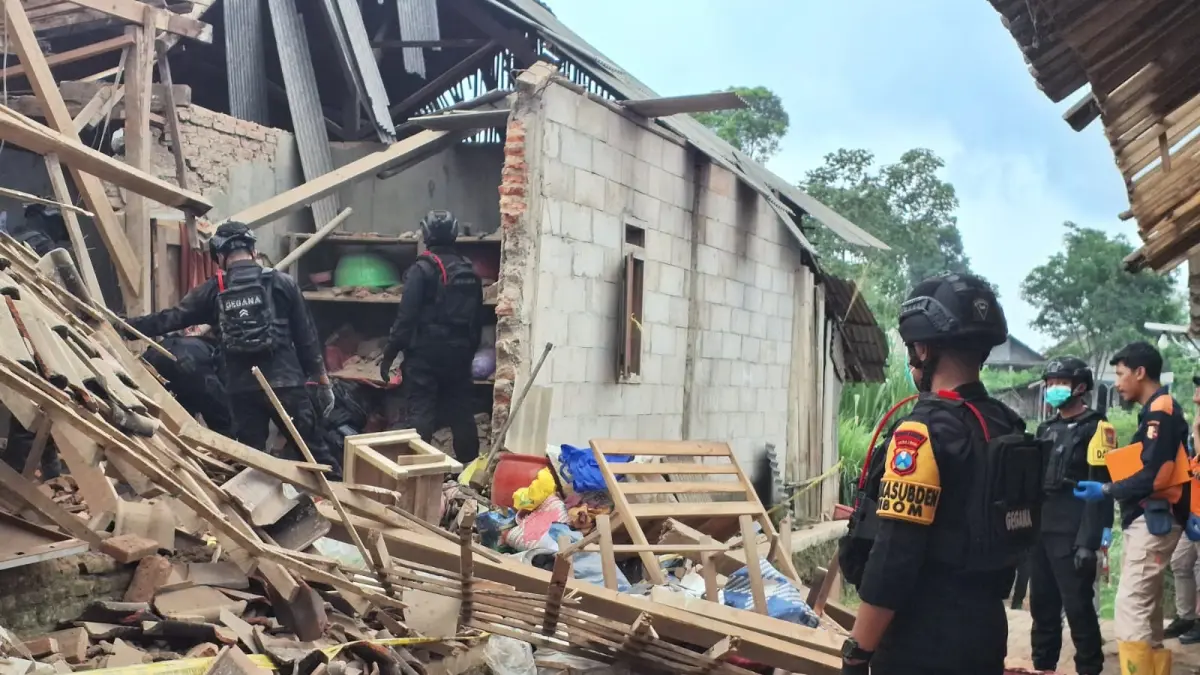SELIDIKI PENYEBAB: Tim penjinak bahan peledak (Jihandak) Brimob dan Inafis Polda Jatim melakukan olah TKP di rumah warga Desa Klampok, Singosari yang hancur kemarin.