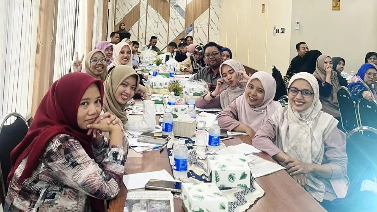 SEMANGAT: Pada peserta menyelesaikan karyanya saat diklat.