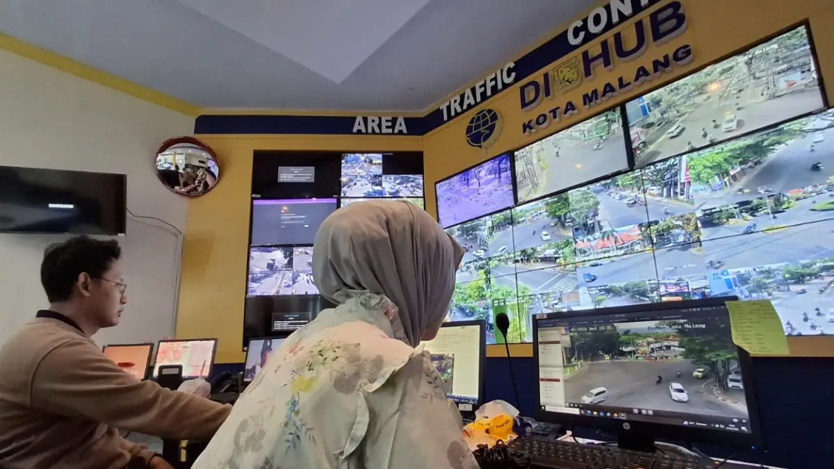 TERUS DIPANTAU: Personel Dinas Perhubungan (Dishub) Kota Malang memantau pergerakan lalu lintas pada momentum Idul Adha, kemarin (27/5). (Nabila Amelia/Radar Malang)