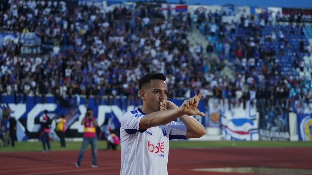 Valdeci Moreira merayakan gol kelimanya bersama Arema FC saat menghadapi PSIM Jogjakarta di Stadion Kanjuruhan, Kabupaten Malang, 22 Mei lalu. (MO Arema FC)