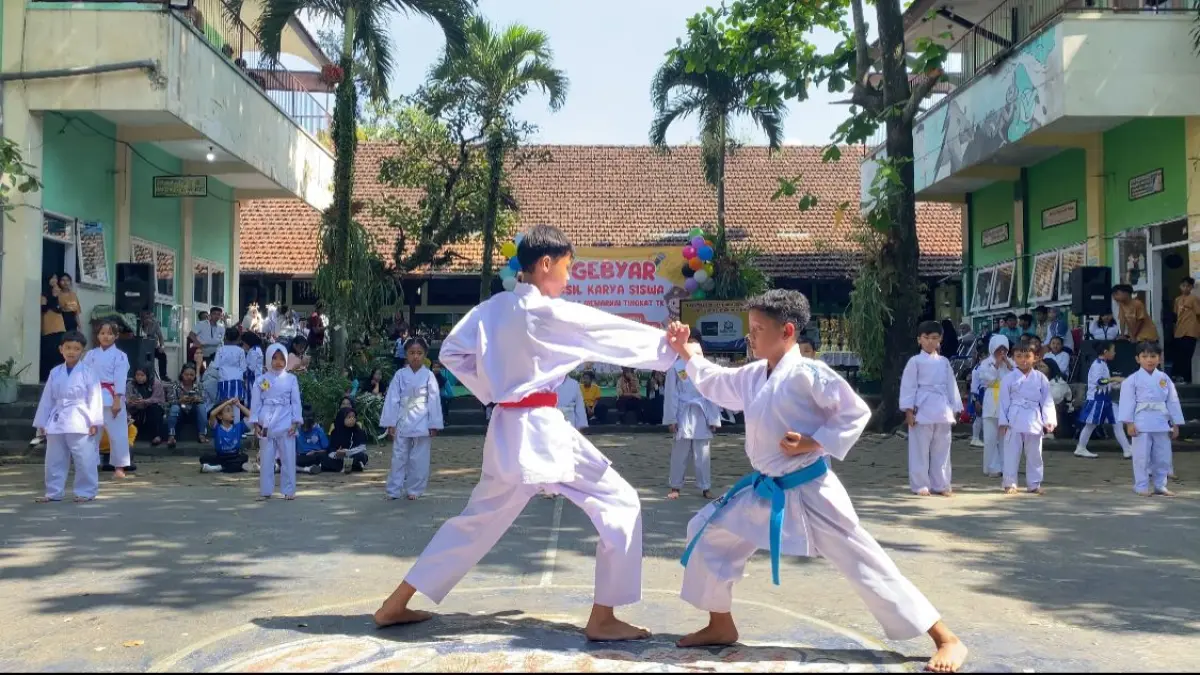 ANTUSIAS: Penampilan siswa SDN Lowokwaru 2 Malang dari ekstrakurikuler pencak silat.