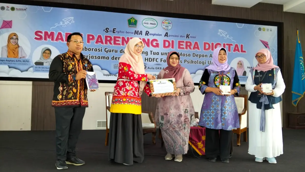 BERI APRESIASI: Ketua PKG PAUD Kecamatan Lowokwaru Rahayu Asyhari SPd MPd memberikan penghargaan kepada pemateri dan peserta.