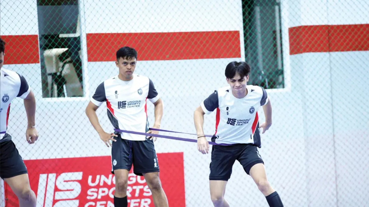BISA BERSANTAI: Wais Alkarni (kanan) menjalani sesi latihan kelincahan di Unggul Sports Center pekan lalu. (Foto: MO Unggul FC Malang)
