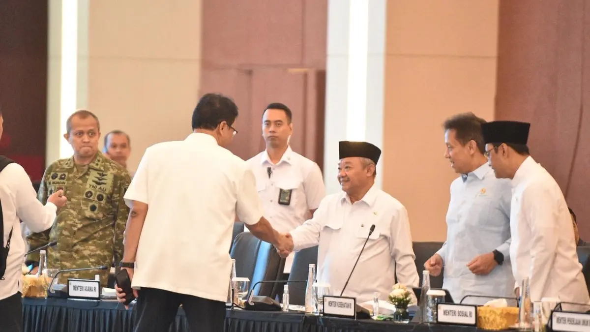 DUKUNG PENUH PEMULIHAN: Mendikdasmen bersama para jajaran menteri melakukan koordinasi membahas sekolah terdampak bencana. (Dok. Kemendikdasmen)