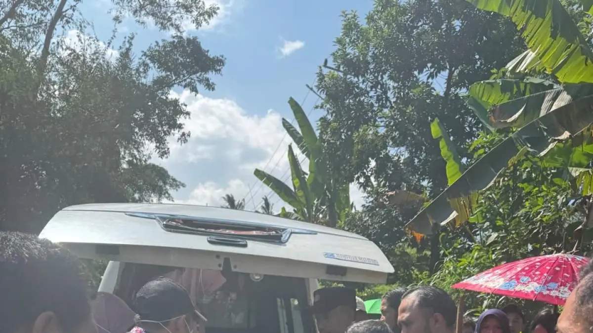 Evakuasi jenazah bayi yang dibuang orang tuanya