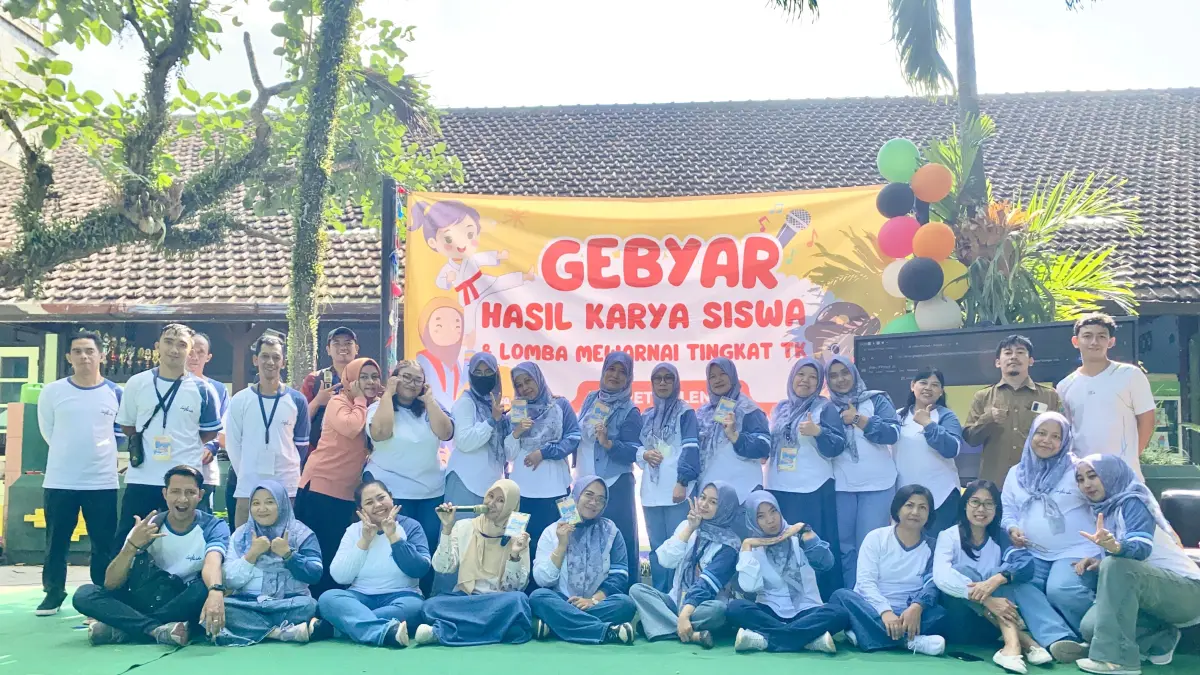 KOMPAK: Kebersamaan Sri Mulyati SPd MPd (tengah) bersama seluruh guru dan staf SDN Lowokwaru 2 Malang dalam Gebyar Hasil Karya Siswa.