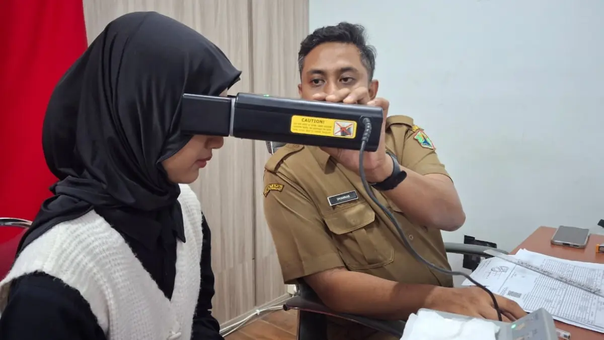 MASIH RENDAH: Salah satu warga mengurus identitas kependudukan di Mal Pelayanan Publik (MPP) Ramayana, beberapa hari lalu. (Nabila Amelia/Radar Malang)