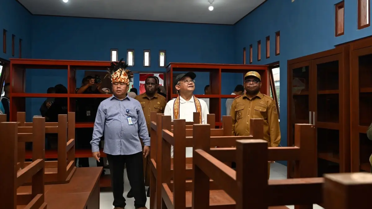Mendikdasmen Mu’ti sedang meninjau salah satu sekolah di Sorong. (Dok. Kemendikdasmen)