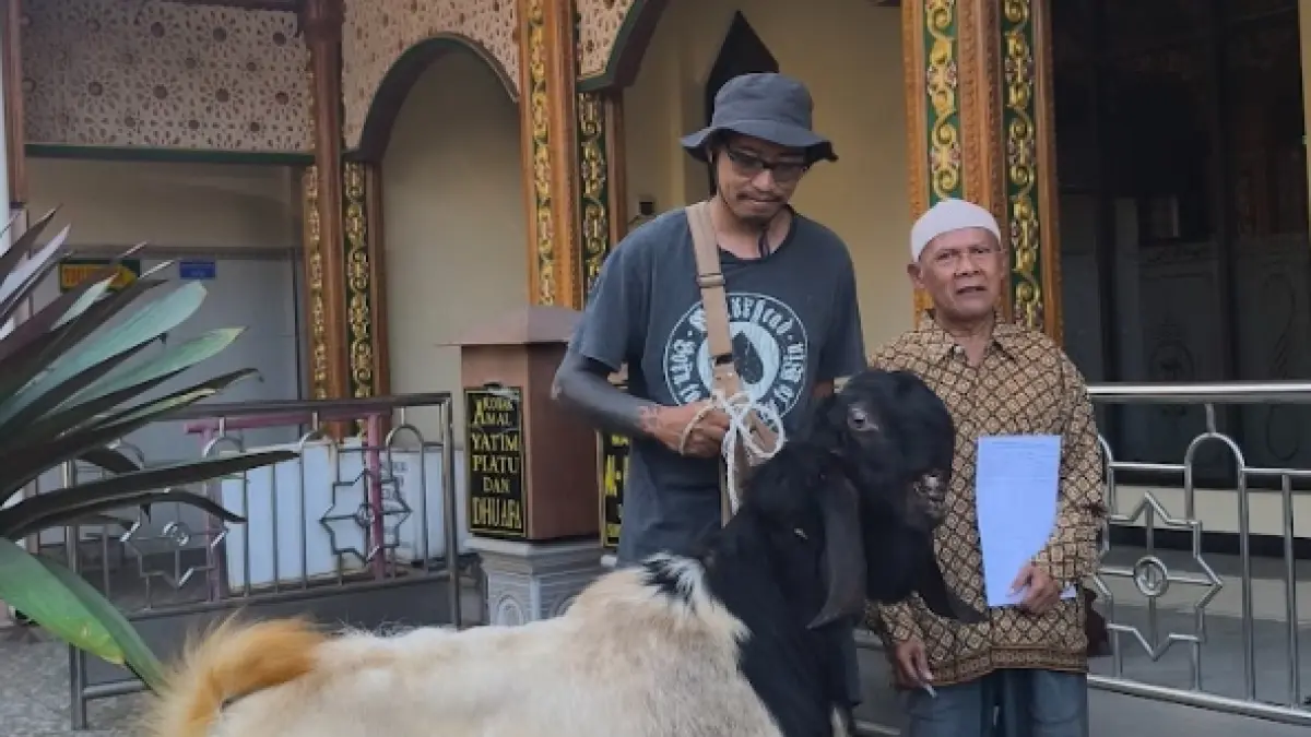 SOSIAL: Perwakilan PT Tomoland, Faisal Rachman menyerahkan kambing kurban.