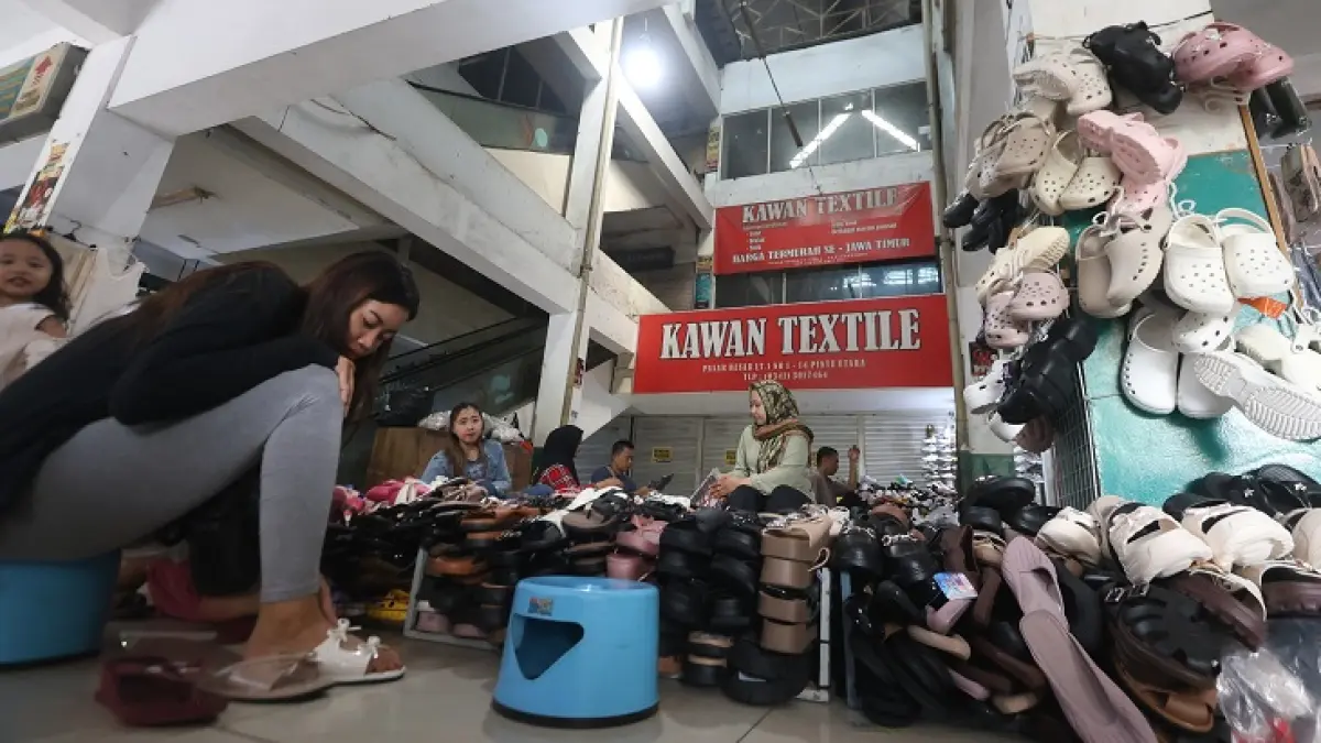 STEP BY STEP: Stan salah satu pedagang di Pasar Besar dipadati warga, kemarin (28/5). Rencana revitalisasi terus dimatangkan Pemkot Malang. (Darmono/Radar Malang)