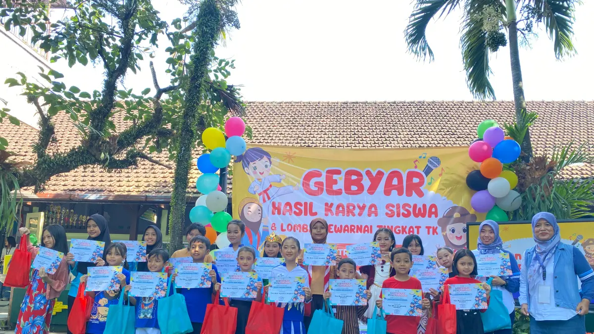 TERBAIK: Apresiasi untuk siswa hebat dan berkarakter bersama seluruh jawara lomba mewarna Gebyara Hasil Karya Siswa SDN Lowokwaru 2 Malang.