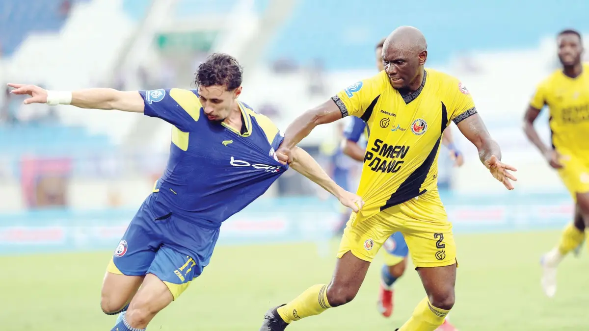 TERJUAL 6.800 JERSEY: Gustavo Franca berusaha melewati pemain Semen Padang dalam laga BRI Super League di Stadion Kanjuruhan. (Foto: Darmono/Radar Malang)