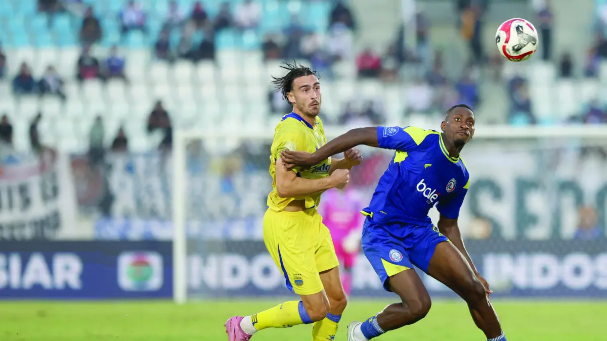 BERI KONTRIBUSI MAKSIMAL: Matheus Blade (kanan) mengawal ketat pemain Persib Bandung Andrew Jung dalam laga BRI Super League di Stadion Kanjuruhan, beberapa waktu lalu. (Foto: Darmono/Radar Malang)
