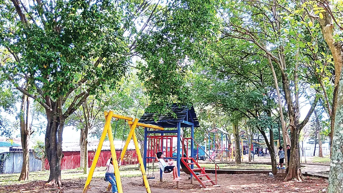 DESTINASI: Anak-anak bermain ayunan di Alun-Alun Karangploso.

