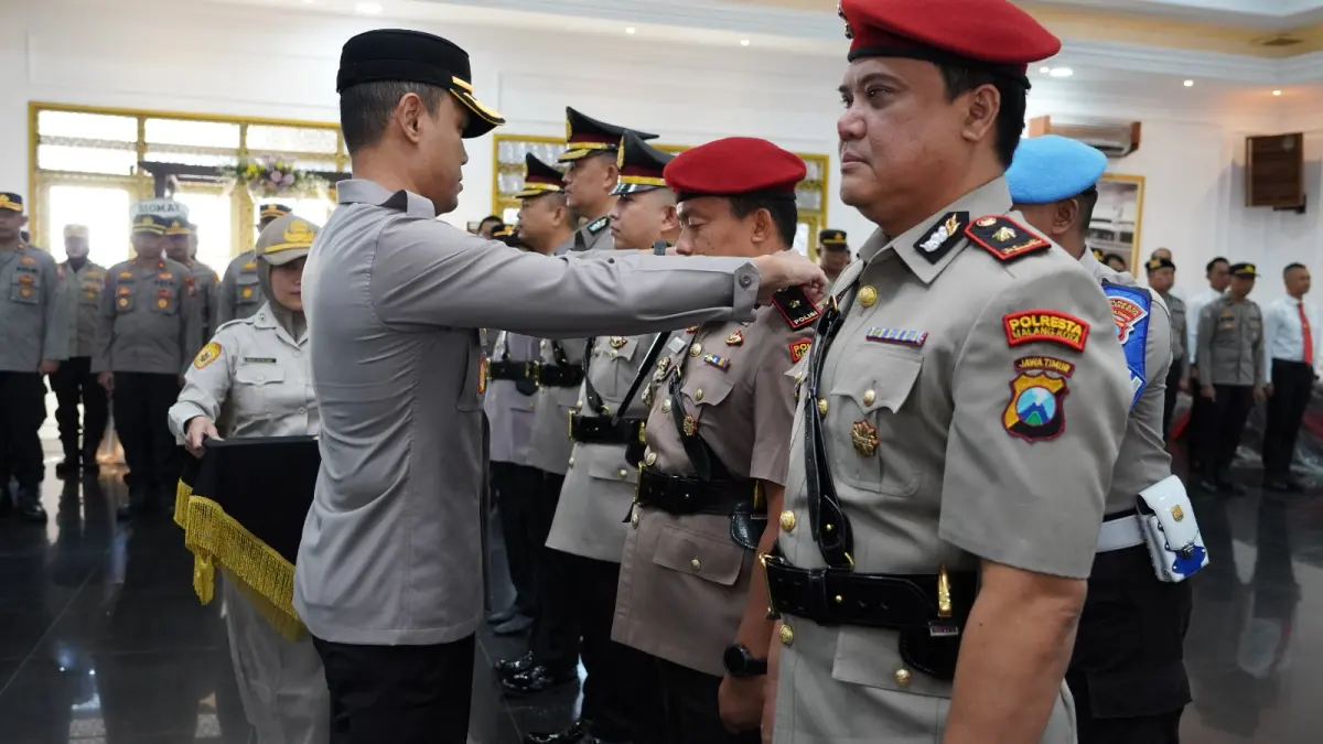 Kapolresta Malang Kota Kombes Pol Putu Kholis Aryana (kiri) melakukan sertijab pada Jumat (29/5). (Humas Polresta Malang Kota)