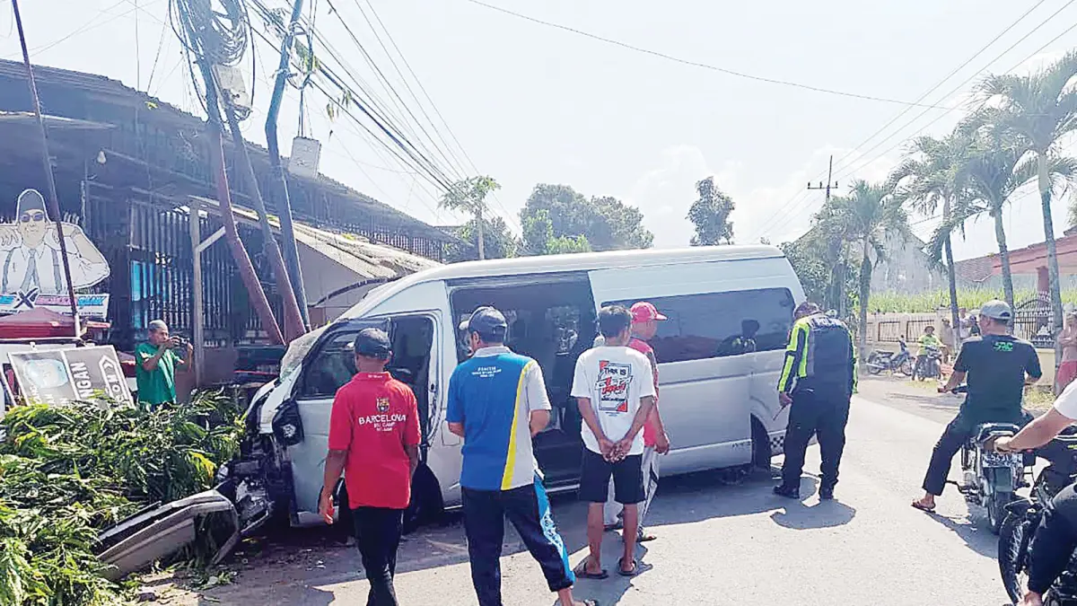 LAKA TUNGGAL: Mobil Toyota Hiace yang berpenumpang delapan wisatawan Tiongkok ringsek setelah menabrak tiang listrik di Jalan Raya Des Pagedangan, Turen kemarin (28/5).

