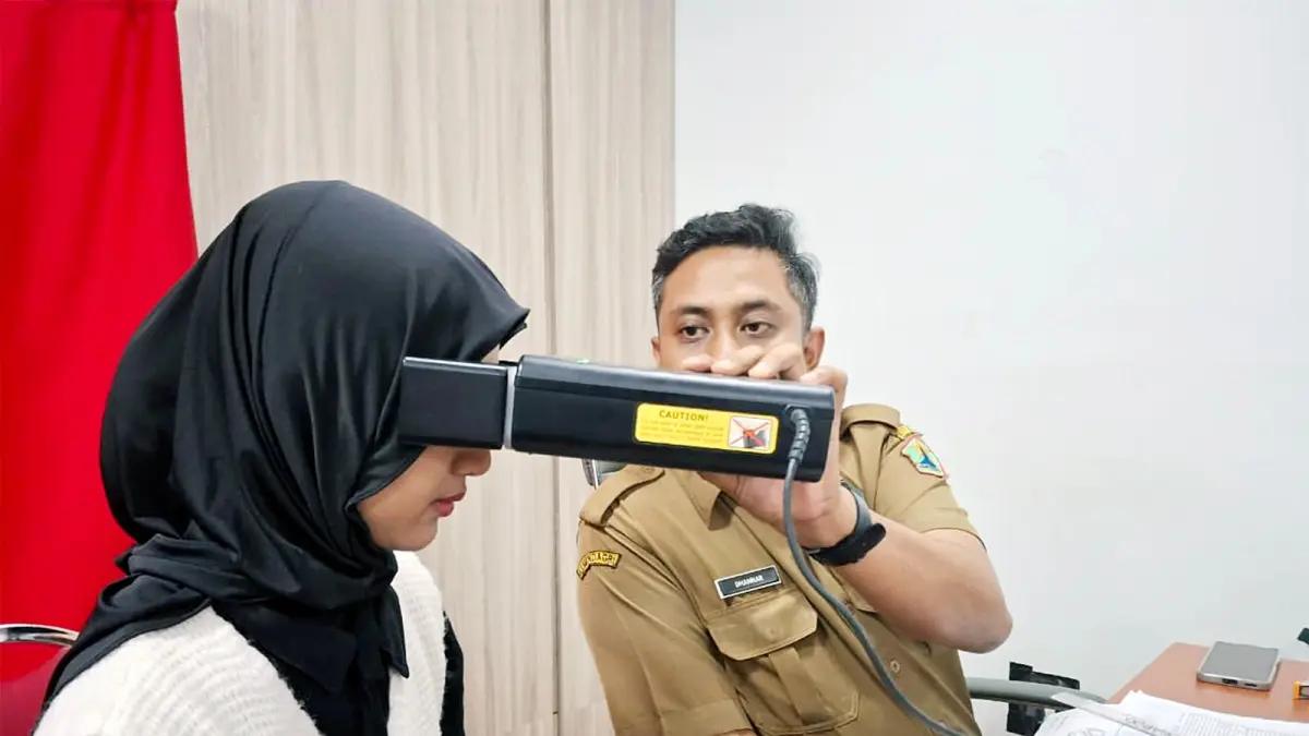 MASIH RENDAH: Salah satu warga mengurus identitas kependudukan di Mal pelayanan publik (MPP) Ramayana, beberapa hari lalu.