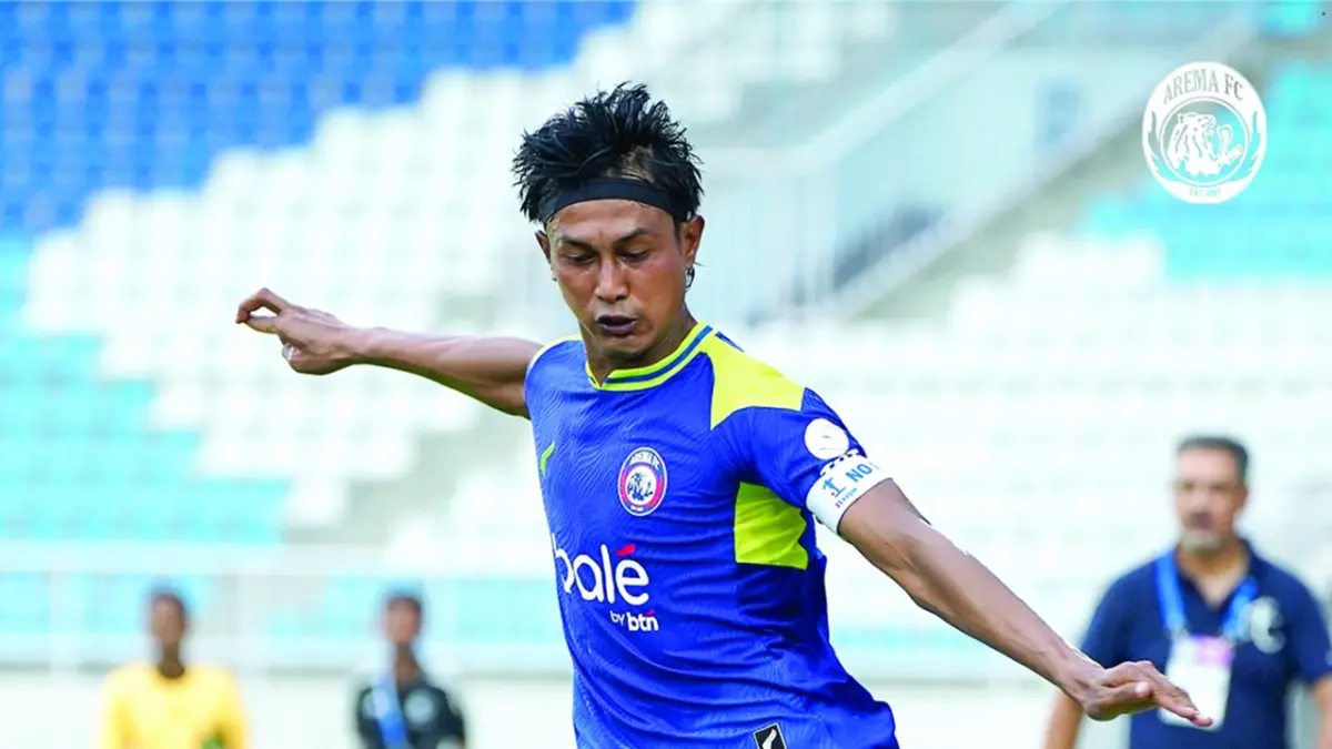 PERFORMA POSITIF: Kapten Arema FC Johan Ahmat Farizi melepaskan umpan dalam laga BRI Super League melawan PSIM Jogjakarta, beberapa waktu lalu.