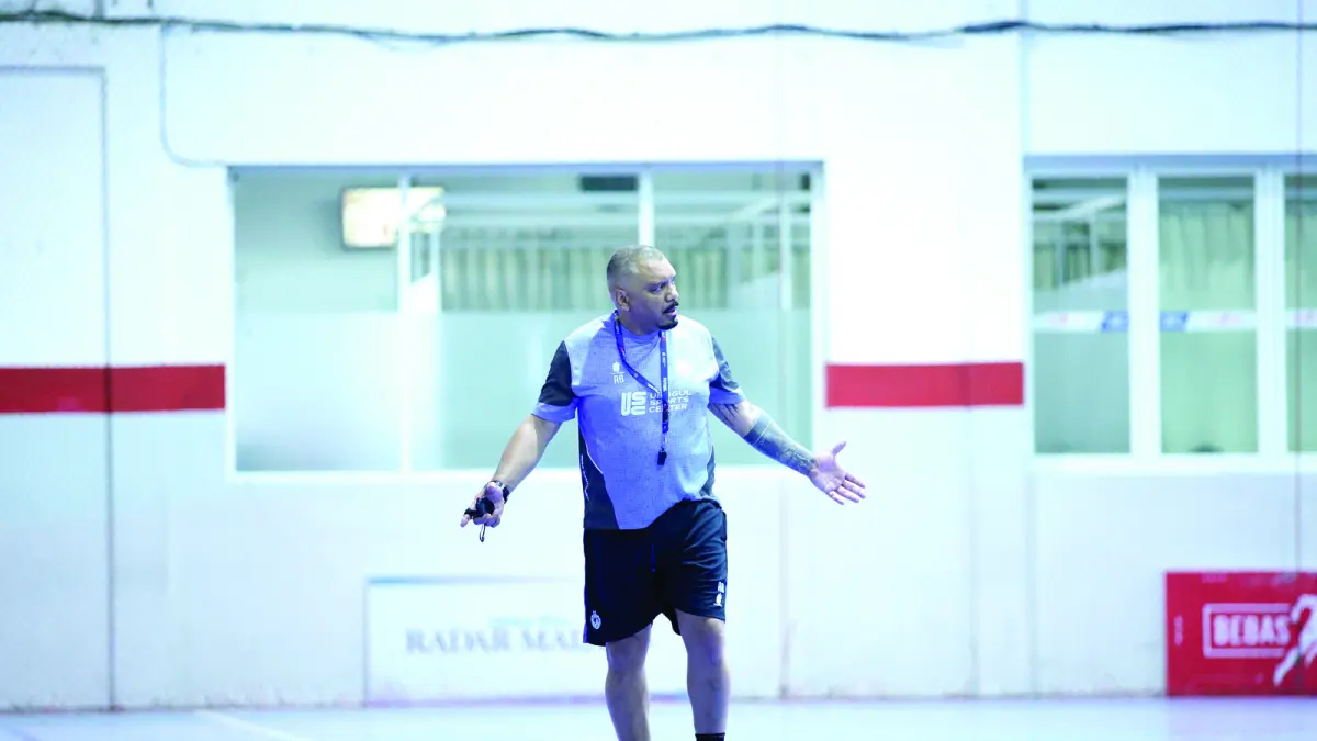 PETIK PELAJARAN: Andre Brocanelo memberikan instruksi dalam sesi latihan Unggul FC Malang di Unggul Sports Center beberapa waktu lalu. (Foto: MO Unggul FC Malang)